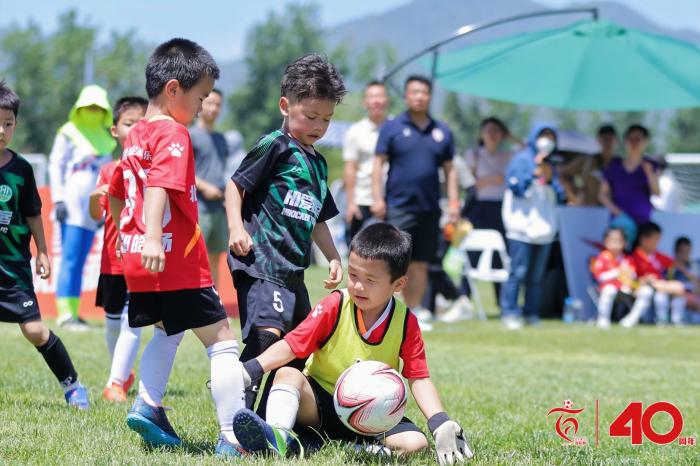 24直播網(wǎng)：百隊杯足球賽6歲、7歲足球節(jié)落幕 近200支球隊角逐